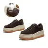 Tênis Feminino Branco de Couro Camurça 2026 Primavera Novo Sapatos com Solado Grosso que Aumentam a Altura Sapatos Femininos de Luxo Leve Sapatos Femininos de Alta Qualidade