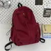 Mochila de estilo coreano minimalista con patrón de pliegues degradados y correas anchas para los hombros, adecuada para adolescentes y estudiantes para el uso diario en clase.