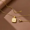 Acero de Titanio 18K Placa Cuadrada Mariposa de Nácar Relieve Cuentas Espaciadoras Collar para Clavícula para Mujer, Diseño de Nicho con un Estilo de Hada de Alta Gama