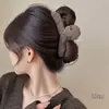 Pinza para el pelo de felpa con lunares de alta gama 2026, Pinza de tiburón moderna y exquisita para mujer, Versátil para el uso diario y el trabajo, Accesorio para el cabello