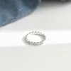 Anel Exquisito de Aço Titânio com Zircônia em Forma de Diamante para Mulheres, Banhado a Ouro 18K, Acessório Versátil da Moda com Acabamento de Luxo, Anel para Dedo Indicador