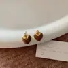 Dz Aretes de botón con forma de corazón esmaltado estilo francés para mujer, aretes vintage de nicho, aretes versátiles elegantes exquisitos de alta gama estilo coreano venta al por mayor