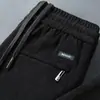 Calças de veludo cotelê clássicas, de cor sólida e versáteis para outono e inverno masculinas, modernas e estilosas, adequadas para uso ao ar livre, com corte solto, confortáveis e de perna reta atléticas