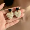 Aretes vintage de corazón negro con cuentas, lujo ligero con un toque de alta gama, broqueles de corazón, aretes elegantes, accesorios de diseño de nicho