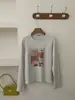 Camiseta branca de algodão puro de manga longa para mulheres, novo design outono 2026, corte solto, cobre os quadris, top básico casual