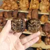 Bola de Saúde de Agarwood Indonésio, Pixiu Finamente Esculpido Segurando uma Bola, Ornamento de Mão, Escultura em Madeira Pura Natural, Brinquedo para Alívio do Estresse, Massagem de Mão