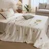 Juego de Edredón de Verano Refrescante de Tencel Doble Cara Estilo Femenino de Cuatro Piezas con Bordado de Corazones y Flores, Lavable a Máquina, Edredón Delgado Refrescante de Seda Hielo para Aire Acondicionado