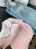 Camiseta de punto rosa dulce y femenina de manga corta para mujer, nuevo estilo Verano 2026, cuello de muñeca único de punto trenzado, top chic de hombro normal