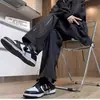 Calças impermeáveis e corta-vento para homens, adequadas para primavera e outono, com um estilo funcional estilo americano, forradas com fleece para aquecimento no inverno e projetadas para atividades ao ar livre como caminhada.