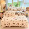 Nuevo juego de ropa de cama de cuatro piezas de terciopelo de leche con estampado de dibujos animados, que incluye una funda de edredón y una sábana bajera, con vellón añadido para mayor calidez, perfecto para usar en invierno en dormitorios