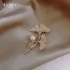 Broche de Ginkgo de Alta Gama Diseño Femenino Sentido del Diseño Nicho Pin de Perla Hebilla para Pañuelo de Seda Antiluz Decoración de Ramillete Fijo para Ropa