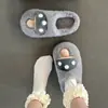 Chinelos peludos femininos para outono e inverno, com sola grossa, que aumentam a altura, bico fechado, de algodão, modelo novo 2024, quentes, com sola macia, calçados de calçar