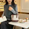 Bolsa pequena de mão color-blocking de alta qualidade para mulheres, nova 2025, versátil, estilosa, bolsa tipo balde transversal, bolsa de ombro única fashion