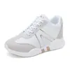Nova coleção primavera e outono 2026 de sapatos femininos com salto oculto, versáteis para looks casuais e esportivos, duráveis, em estilo coreano e tênis brancos da moda