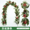 Guirnalda artificial de Navidad transfronteriza, con jacinto de agua, flores de Navidad y bayas rojas densamente empaquetadas para decoración del hogar y colgar.. Pino y cedro artificiales