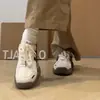 Sapatos brancos de sola grossa femininos 2026 novo estilo estilo esportivo com cadarço cano baixo casuais tênis de skate sapatos femininos Forrest Gump