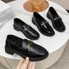 Otoño 2024, nuevo estilo, zapatos pequeños de cuero con lazo de metal, mocasines de tacón bajo grueso británico para mujer, moda retro, combinables con todo, zapatos de una sola capa