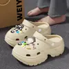 Zapatos Croc DIY para Mujer 2025 Nuevo Verano Interior Hogar Antideslizante Moda Más Fácil de Combinar Sandalias y Pantuflas de Suela Gruesa Ropa Exterior para Mujer