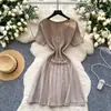 Vestido de moda para mujer Verano 2025 Gama alta Cuello en U Manga corta Ceñido a la cintura Ajustado Rayas Brillantes Vestido de línea A