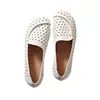 Mocasines de cuero suave suela blanda para mujer 2026 otoño nuevo huecos transpirables boca poco profunda zapatos de un solo color retro slip-on zapatos pequeños de cuero