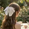 Pinza para el Cabello Plegada con Forma de Nube para Cobertura Completa de la Parte Trasera de la Cabeza, Pinza de Tiburón Grande para Cabello Grueso, Nuevo Accesorio de Alta Gama para el Cabello para Mujer 2026