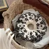 Novo Scrunchie Bordado com Renda de Alta Resistência com Toque Sofisticado, Padrão Floral Preto e Branco, Acessório de Cabelo Super Delicado para Meninas, Elástico de Cabelo Elegante