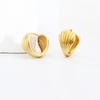 Aretes creativos con textura de concha en forma de abanico, hebilla para la oreja de personalidad fría europea y americana, diseñador de celebridades en línea de alto sentido, anillo para la oreja