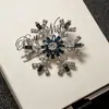 Exquisito Broche Copo de Nieve de Diamante Azul, Elegante y Estilizado Broche para Traje y Vestido, Accesorio de Moda Navideño Europeo y Americano
