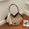 Bolso de hombro tipo tote de gran capacidad con lunares para mujer Shuai Mi Jia, nuevo modelo de moda para principios de otoño de 2026, para el trabajo y el transporte