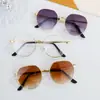 Gafas de Sol Cuadradas Nuevas 2026 Moda Iridescente Unisex para Rostro Grande Adelgazantes Tendencia Protección Solar Metal 90