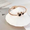 Pulsera creativa de amor de Mickey Mouse europea y americana, pulsera clásica de acero de titanio chapado en oro, color para mujer, venta al por mayor de fábrica, regalo