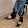 Versão em couro~Botas curtas marrons quadradas vintage para mulheres, novo estilo versátil com aumento interno de altura, design vazado, botas de corte justo