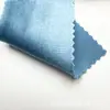 Tejido de satén elástico, grueso y brillante con una caída suave, que presenta un efecto reluciente de seda artificial, adecuado para disfraces de baile y ropa formal.