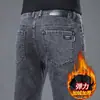 Jeans Gris Humo de Alta Gama de Hong Kong para Hombre 2026 Nuevo Ajuste Delgado Pierna Recta Elásticos Estilo Casual Pantalones Largos para Hombre