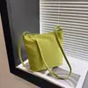 Bolso cubo de nylon de alta gama, de nicho, súper popular, color liso, para mujer, nuevo bolso cruzado para teléfono casual 2026