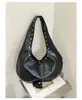 2026 Nueva Bolsa Tote Remachada de Gran Capacidad para Viajeros Diarios para Mujeres Transfronteriza de Gama Alta Retro con Remaches Bolsa de Hombro Individual