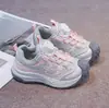 Nueva colección de otoño de zapatillas tipo dad para niños: tenis de malla transpirable con cierres de hebilla, suelas suaves antideslizantes y un estilo casual para niños y niñas.