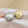 Linterna de estilo coreano retro simple, estilo británico, aleación de aluminio, botones curvos integrados en forma de linterna para chaquetas de traje, suéteres y gabardinas