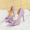 626-H37 Zapatos de tacón alto estilo europeo y americano para banquetes, tacón de aguja, boca baja, punta puntiaguda, huecos laterales, lazo de diamantes de imitación, zapatos de mujer