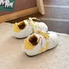 Sapatos versáteis para meninas, novidade primavera e outono 2026 estilo doce tênis brancos, tênis esportivos infantis de sola macia