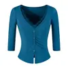 Camiseta de manga corta con cuello en V, botones al frente, fruncido, favorecedora, con aplicaciones de encaje, estilo suave. Falda midi ajustada a la cadera. Elegante conjunto de traje para mujer.
