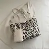 Bolsa Retrô de Grande Capacidade para Deslocamento Bolsa Feminina 2025 Nova Bolsa Tote Estampa de Leopardo Mais Fácil de Combinar Bolsa de Ombro Acompanha Porta-Moedas