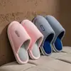 Pantuflas de algodón para mujer para primavera, otoño e invierno, pantuflas de felpa para uso doméstico, antideslizantes de interior, cálidas para parejas, venta al por mayor para hombres