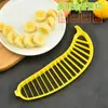Venta al por mayor de fábrica creativo plástico cortador de plátano gadget de cocina divisor de frutas casero rebanador de plátano