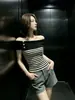Elegante top de punto a rayas de un hombro para mujer, corte ajustado, con botones metálicos, top negro con múltiples botones y escote de un hombro