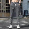 Jeans Masculino Slim Fit Stretch de Outono 2026 de Alta Qualidade de Hong Kong, Calças Casuais Longas Masculinas, Calças Masculinas Frescas de Seda de Gelo
