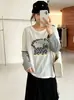 Suéter de tricô listrado com estampa de gato de desenho animado para mulheres plus size, coleção de outono 2026, top casual para mulheres curvilíneas, com design de duas peças falsas