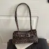 Bolsa de ombro sob o braço de cor sólida requintada, grande capacidade, estilo baguete, moda, feminina, bolsa quadrada pequena para uso diário casual