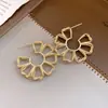 2026 Novos Brincos de Tarraxa Vazados com Flor Personalidade Moda Alto Padrão Versátil Brincos Temperamento Socialite Acessórios de Brincos Mulheres Atacado