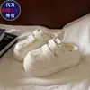 Pantuflas cerradas estilo coreano, zapatillas versátiles para mujer, nuevos zapatos blancos de suela gruesa para pareja, verano 2026